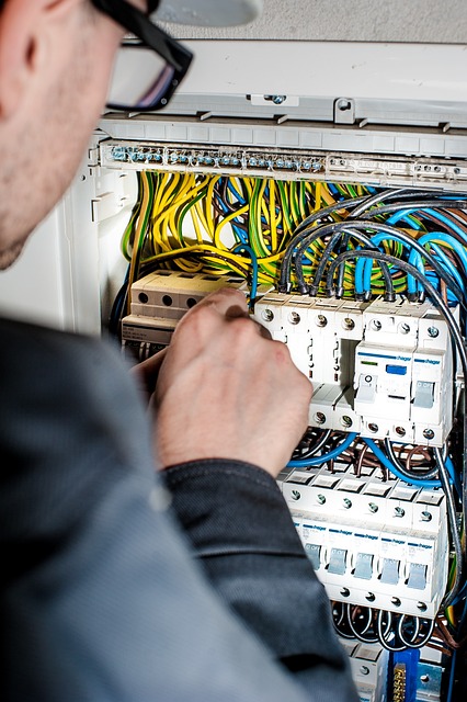 electrician-electrical-640x480-43778898.jpeg