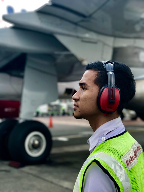 technician-outdoors-640x480-56094591.jpeg