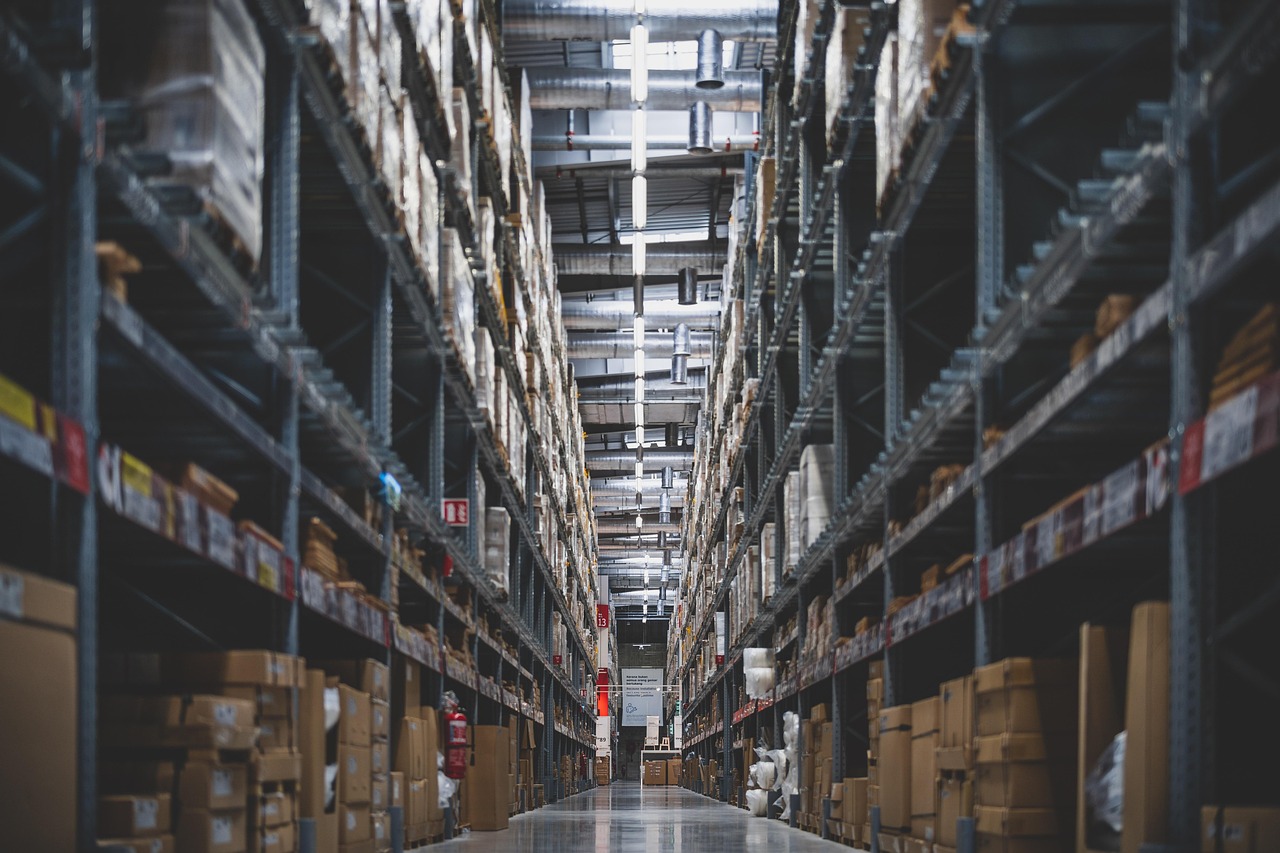 Navigating Hard-to-Reach Spots in Manassas Warehouse Cleanings Safely